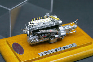 1:18 M-112 CMC Bugatti 57 SC Engine with showcase